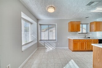 Building Photo - 2701 Knoxville Dr