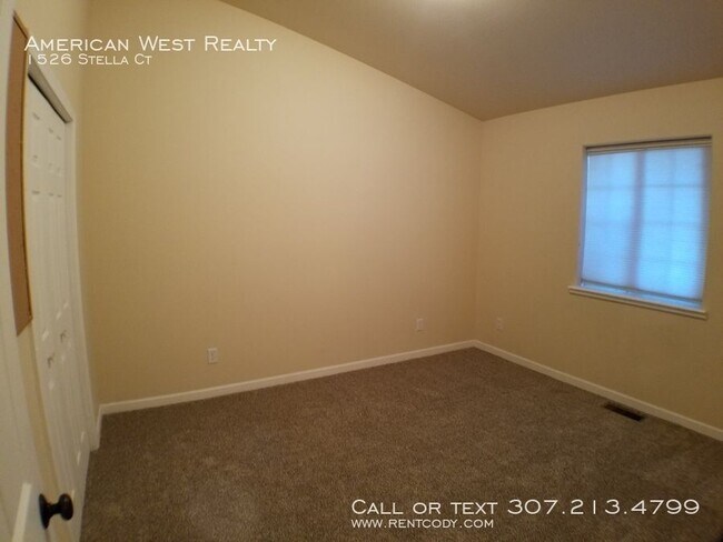 Building Photo - Newer 3bed/2bath