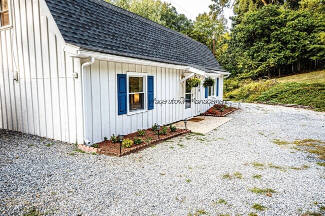 Foto del edificio - 3 BR Single Family Home In Country Setting