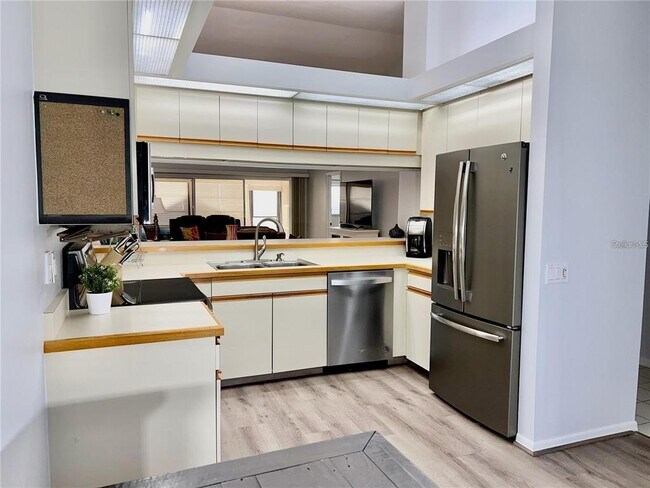 Foto del edificio - 7186 Lakeside Dr