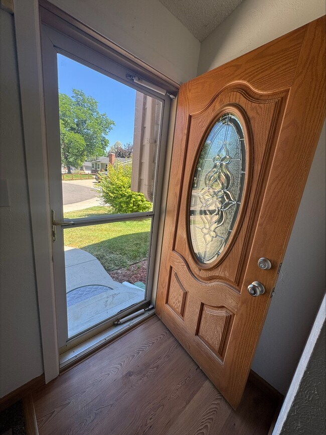 Puerta principal - 5879 S Oak St