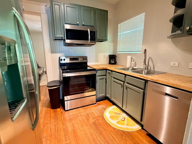 Foto del edificio - 658 Cascade Ave SW