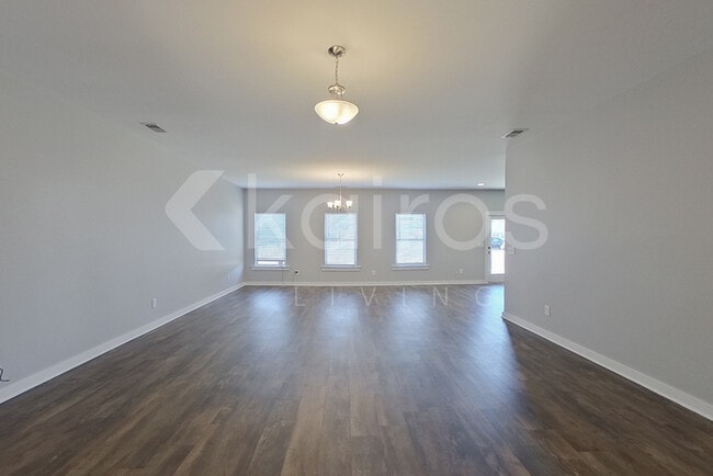 Building Photo - 204 White Oak Cir