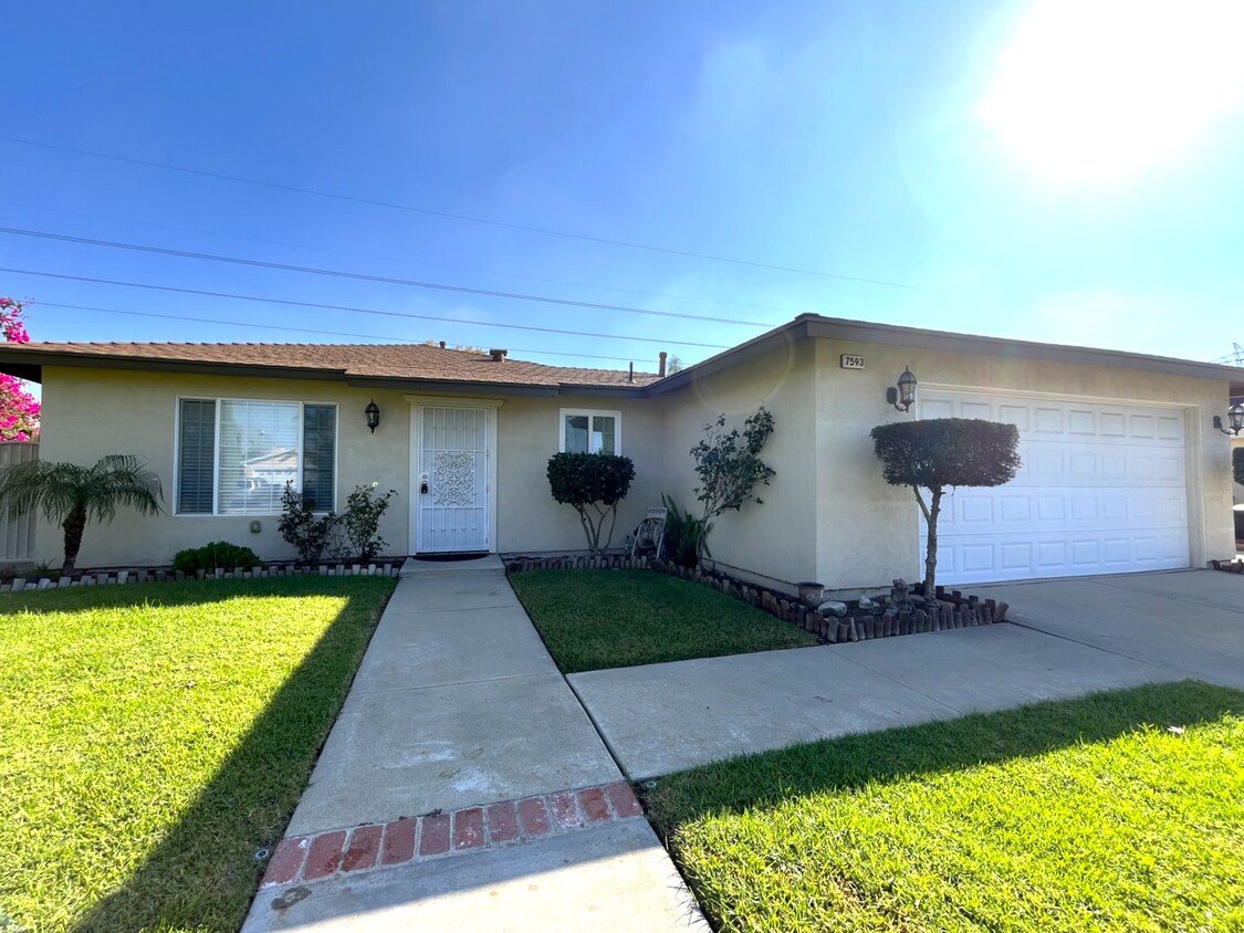 Foto principal - 3 bed, 2 bath in Rancho Cucamonga!