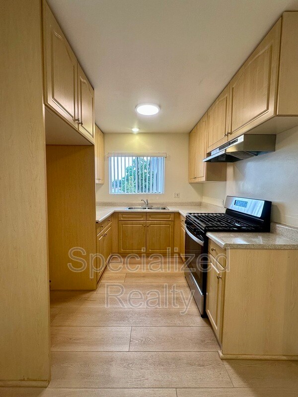Building Photo - 504 Hill Dr