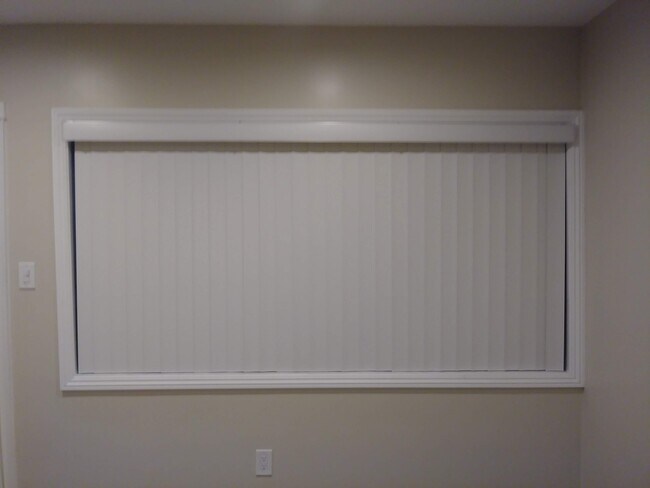 Ventana de la sala de estar - 5852 David Ave