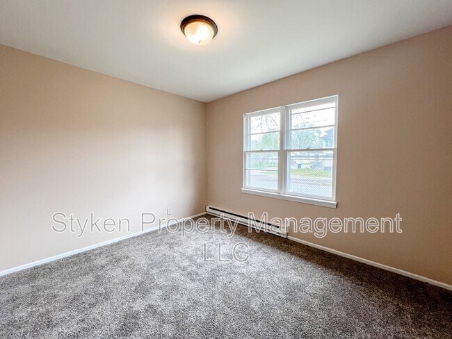Building Photo - 213 S Elm Ave