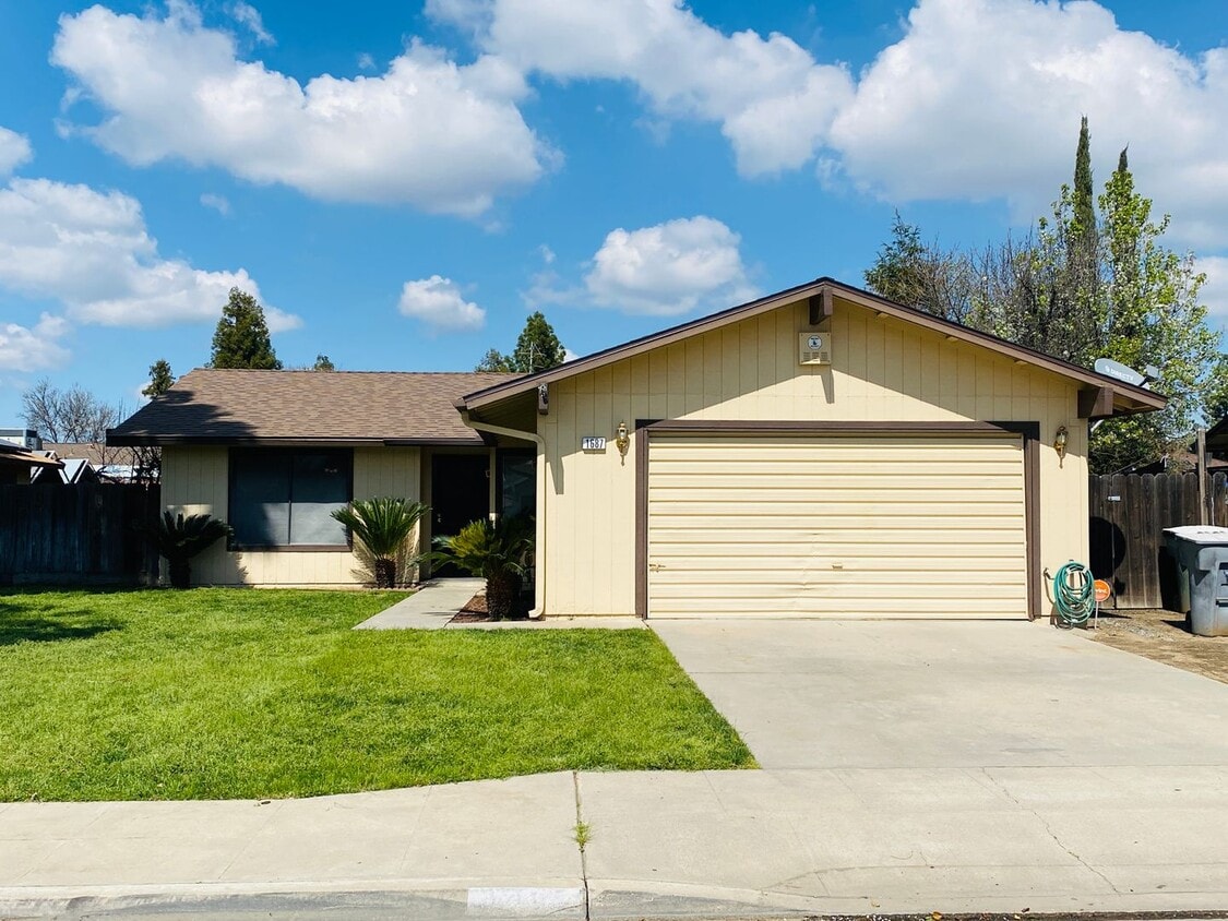 Foto principal - $2,100 Ashlan & Fowler, 3 Bedroom Home - H...