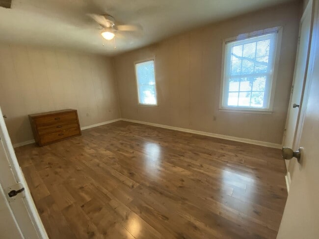 Foto del edificio - 4405 Lakeside Dr