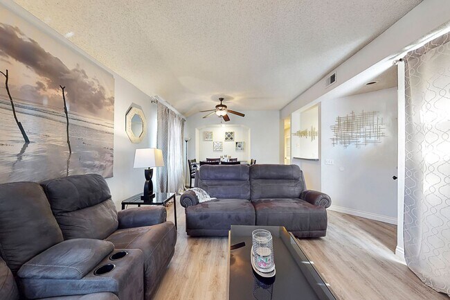 Foto del edificio - Fantastic 2 Bedroom / 2 Bathroom Condo nex...