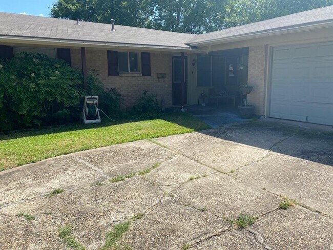 Building Photo - 723 Maryland Dr