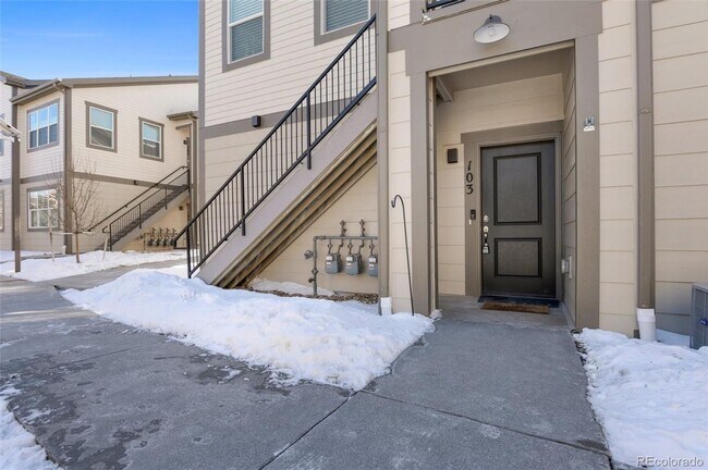 Foto del edificio - Gorgeous ground level Condo with Detached Garage | Pets Welcome | Detached Garage Included