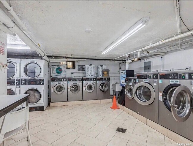 Building Photo - 37-21-37-80 80th St