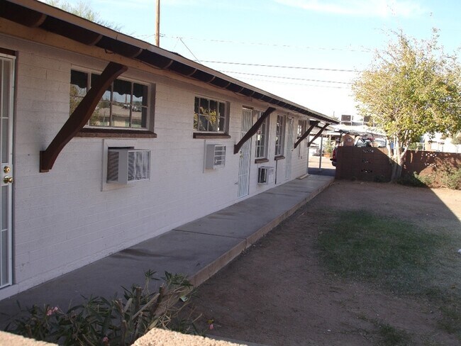 Building Photo - 3 plex apt, all tile flooring!