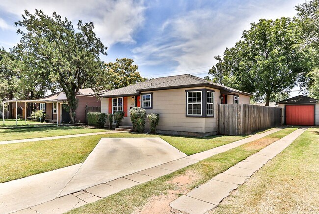 Foto del edificio - Pre-Leasing for Fall With Lawn and Alarm Service! - Charming 2 Bedroom 1 Bath!