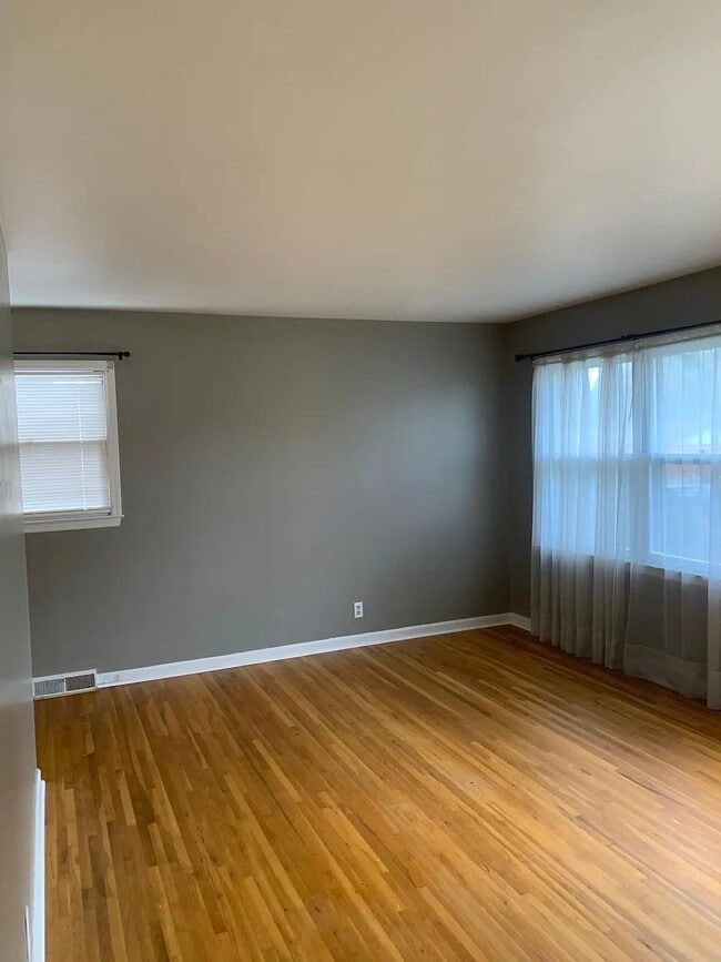 Building Photo - 1094 Briarwood Dr