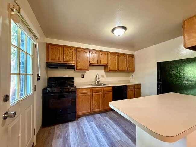 Beautiful Two Bedroom Townhouse in Plum! Equipped Kitchen, Patio & More! Call Today! - Beautiful Two Bedroom Townhouse in Plum! Equipped Kitchen, Patio & More! Call Today!