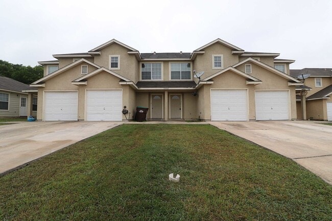 Converse 3 Bedroom Townhouse with Attached... - Converse 3 Bedroom Townhouse with Attached...