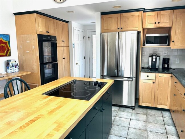 Building Photo - 123 Border Ave