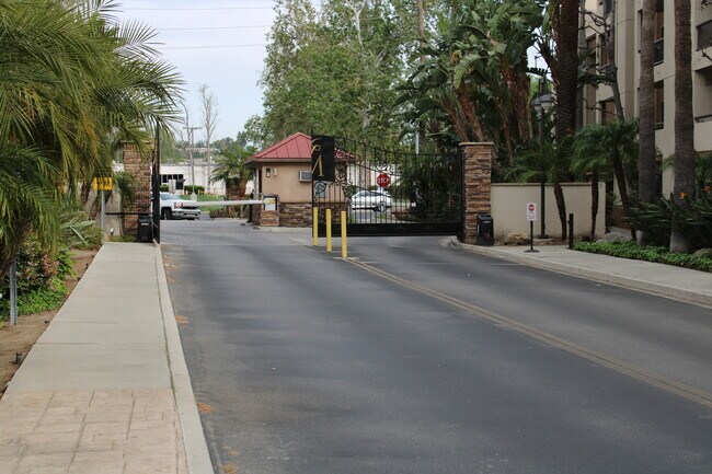 Foto del edificio - 21520 Burbank Blvd