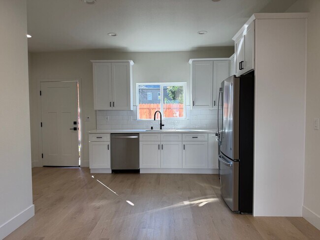 Foto del edificio - New 600 Sqft. 2 Bedroom 1 Bath Condo in Downtown Sacramento