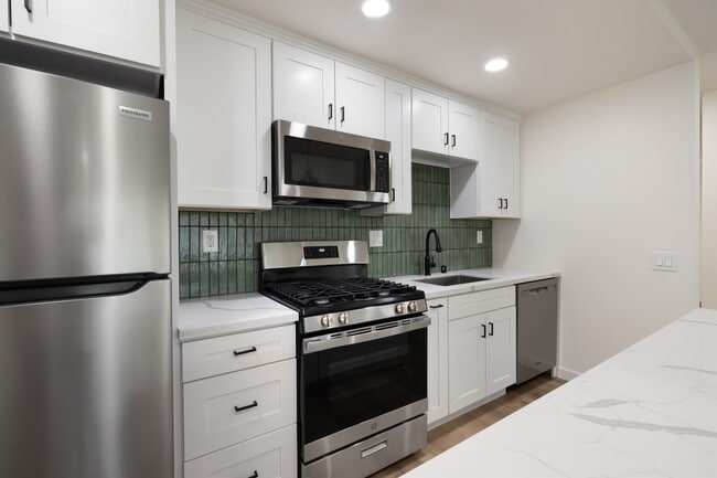 Building Photo - 6142 Mesita Dr