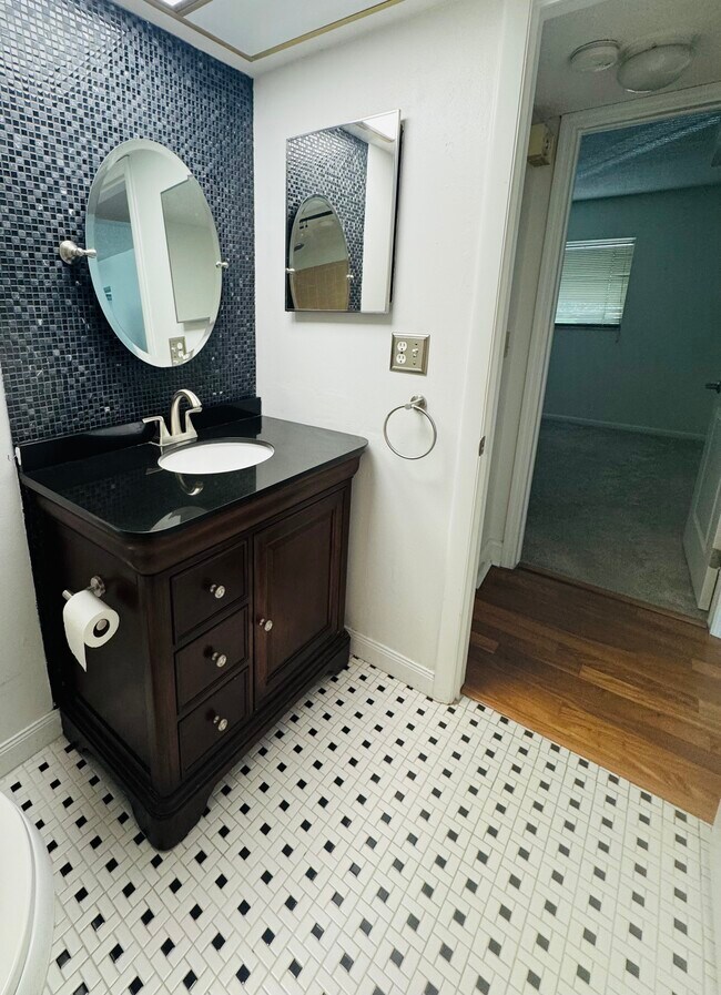 Building Photo - 4500 Overlook Dr NE