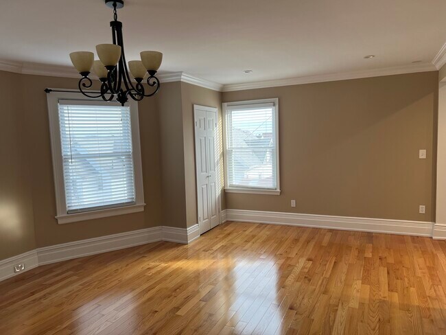 Amplia sala de estar - 112 Overlook St