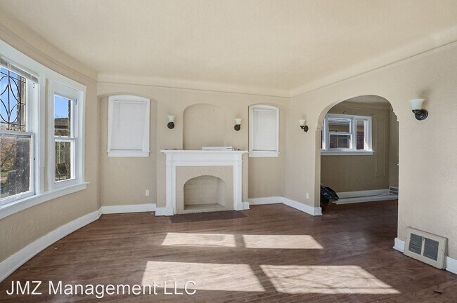 Building Photo - 3 br, 1 bath House - 3322 West Grand St. U...