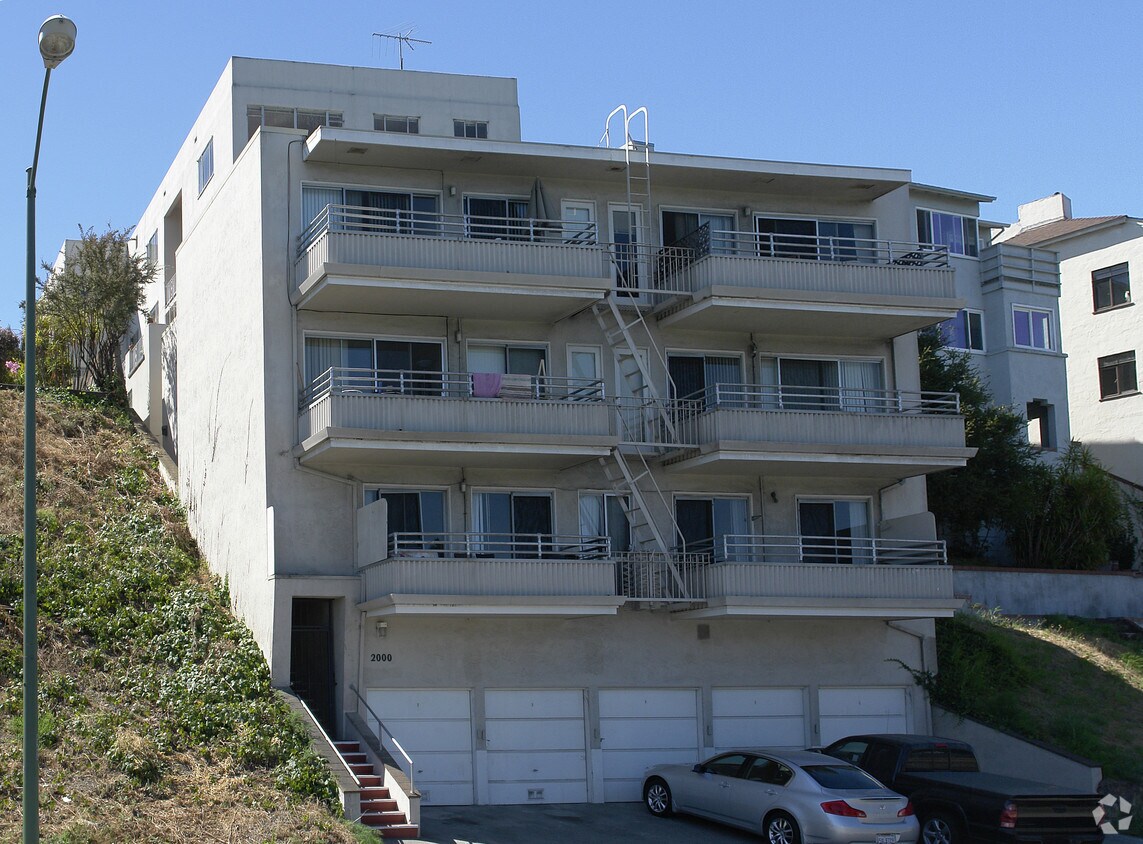 Building Photo - 2000 Lakeshore Ave