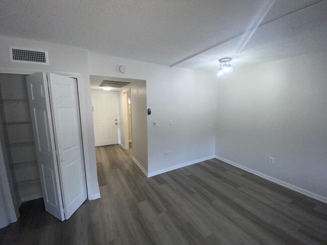 Building Photo - 211 Lake Ave