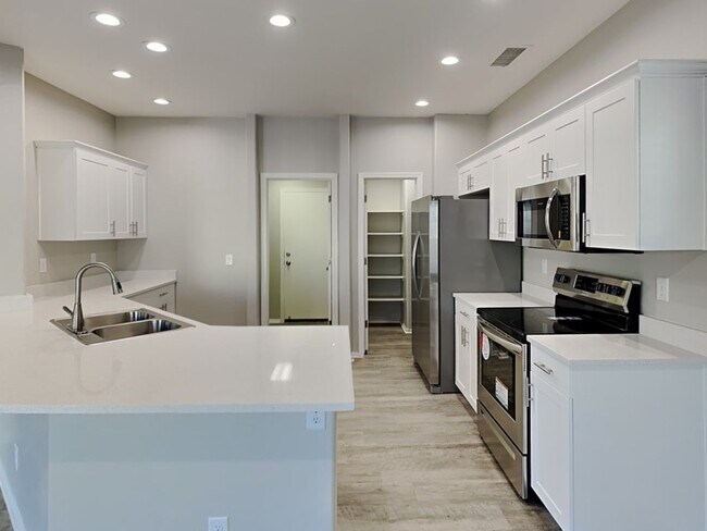 Building Photo - 986 W Oak Tree Ln