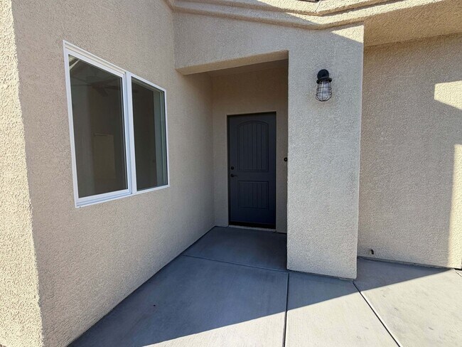 Foto del edificio - Brand-New 3-Bedroom Duplex with Modern Finishes and Private Backyard in Bullhead City!