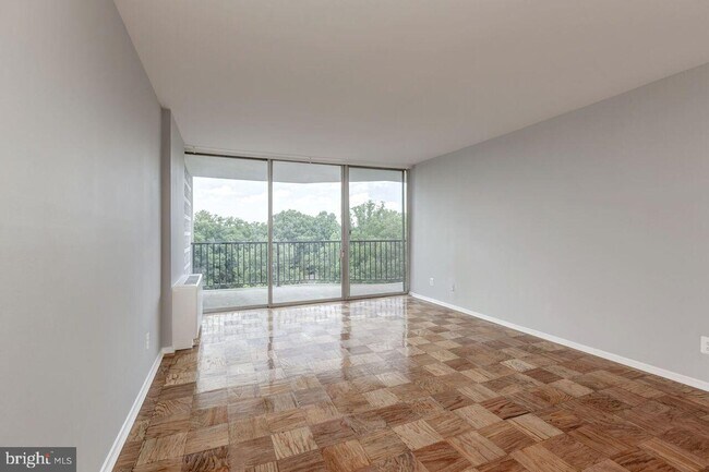 Foto del edificio - 3333 University Blvd W