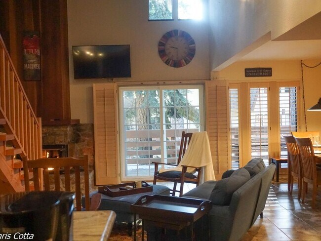 Foto del edificio - 120 Country Club Dr