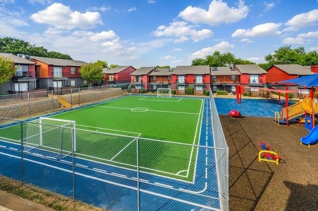 Campo de fútbol y área de juegos para niños - The Pointe at Fair Oaks