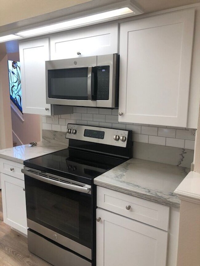 Foto del edificio - Remodeled 2-Bed, 2-Bath Condo with Garage ...
