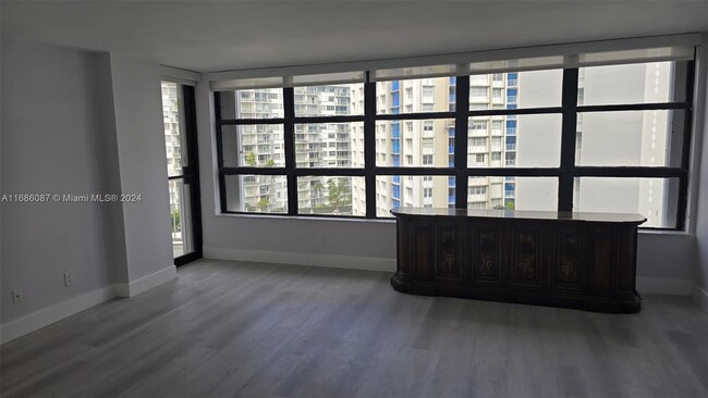 Building Photo - 1440 Brickell Bay Dr