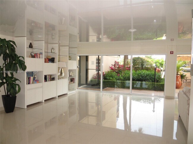 Foto del edificio - 220 Kings Point Dr