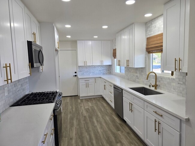 Building Photo - Beautifully Remodeled 3-Bed, 2-Bath Home i...