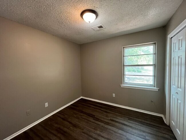 Building Photo - Renovated 5 Bedroom 2 Bath Home for Rent!