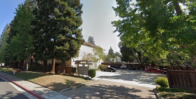Foto del edificio - Top floor update 2 bed 2 bath condo in gre...