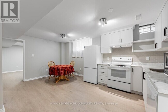 Building Photo - 35 Cedarhurst Dr