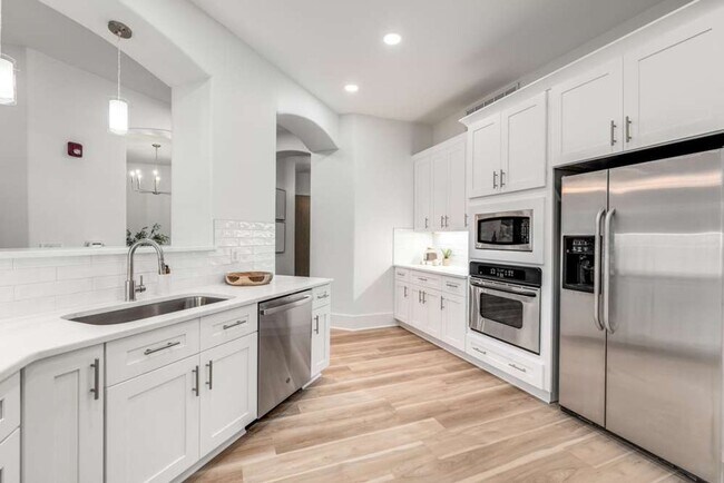 Foto del edificio - Renovated Corner Condo, Move-In Ready!