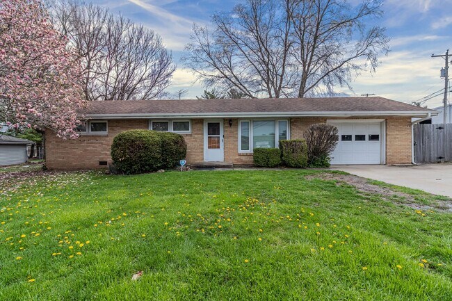 Foto del edificio - 3 bedroom, 1 bath ranch home! Close to I-74, on the local MTD bus line!! - Available 05/01/2026