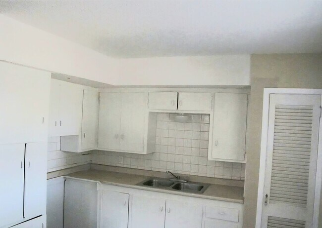 Building Photo - 3 Bedroom 1 Bath