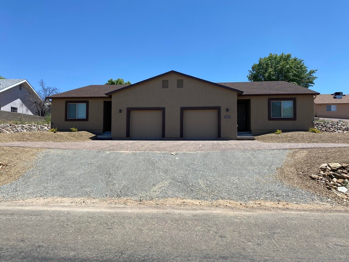 Primary Photo - 9585 E Magma Dr