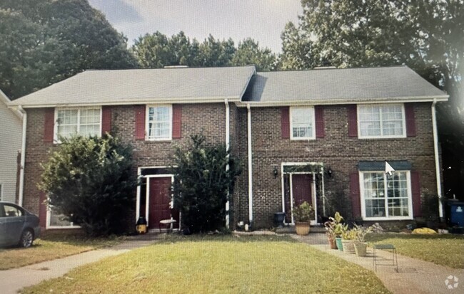 Building Photo - 2816 Briar Hill Ln SE