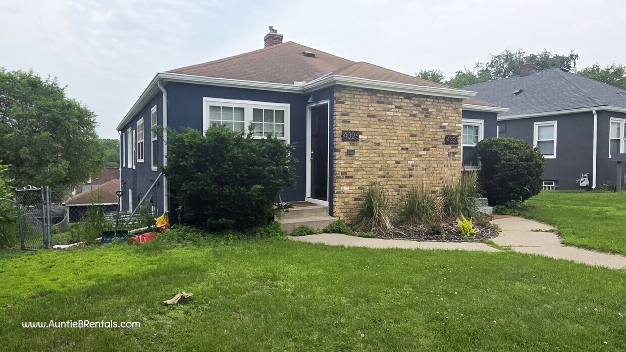 Foto principal - Spacious 4BR/2BA Duplex — Available August...