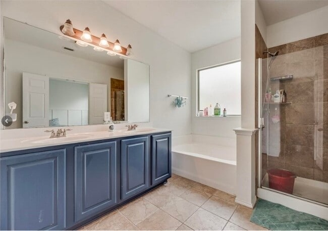 Building Photo - 15704 Ringdove Ct